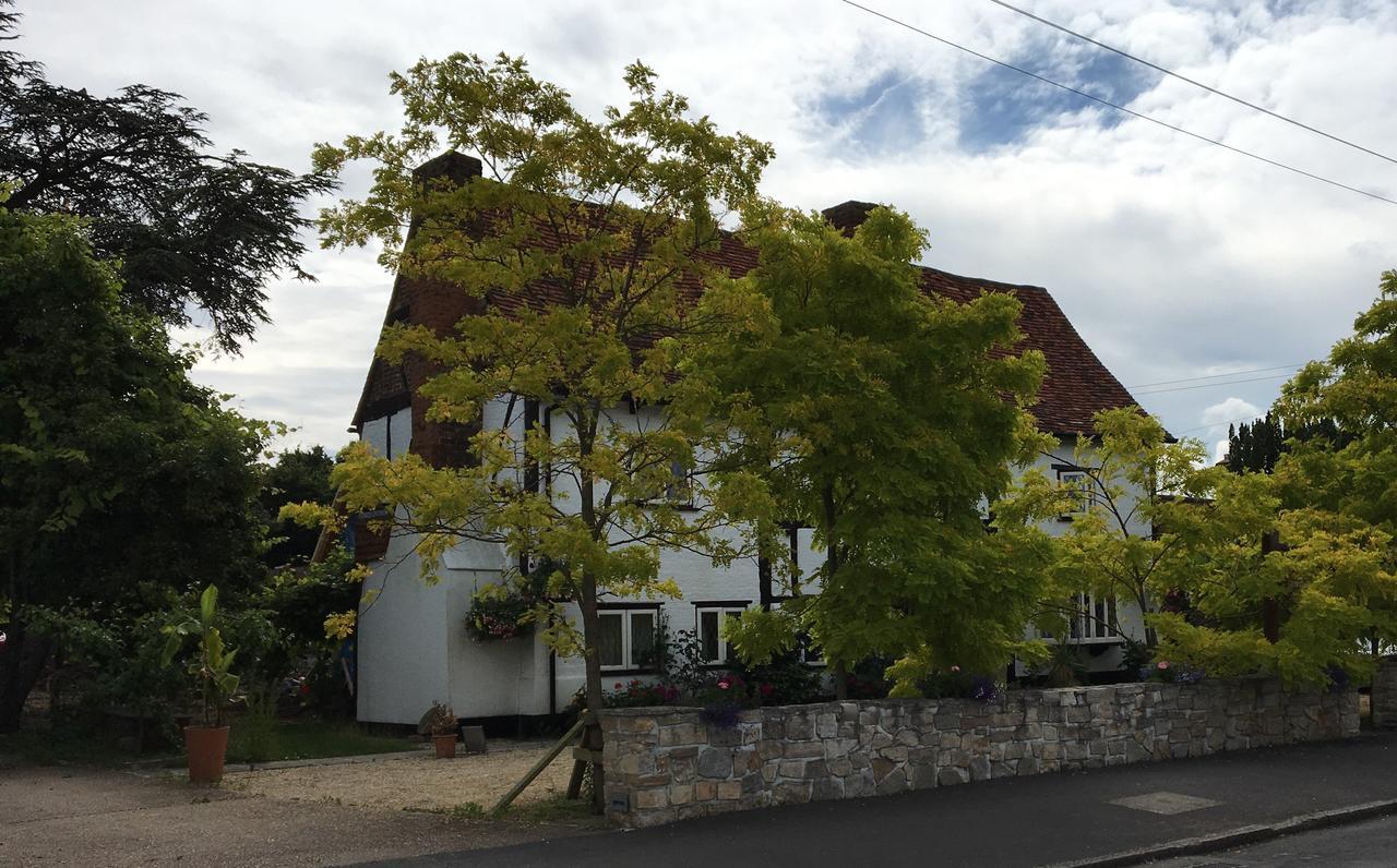 Heathrow Cottages Staines-upon-Thames Exterior photo